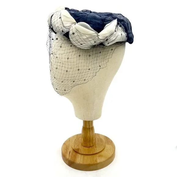 Vintage 1950s Pillbox Hat Navy Straw With White Rose Petals Mesh Veil Rhinestone - Picture 9 of 16